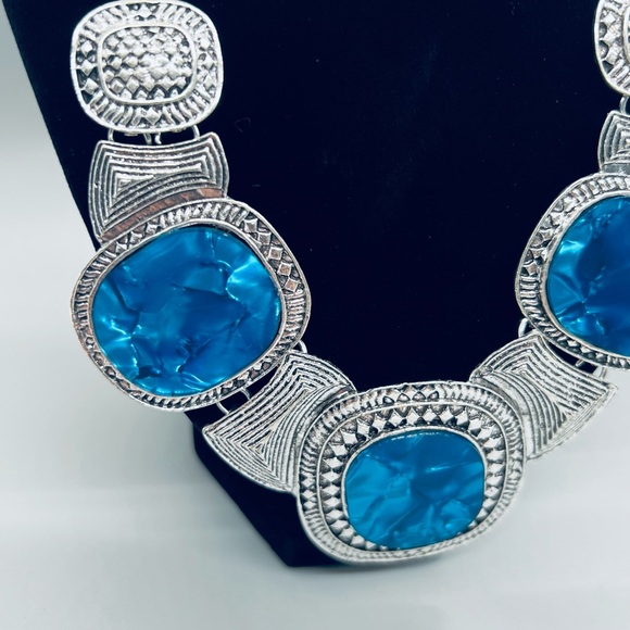 Chic Silver Statement Necklace with Blue Accents - Picture 4 of 7